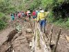 Gotong Royong Warga Seko Bangun Jembatan Setapak