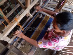 Lestarikan Tenun Tradisional Khas Wajo