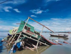 Gubernur Kirim Bantuan Logistik Korban Angin Puting Beliung di Lanroe, Kabupaten Bone