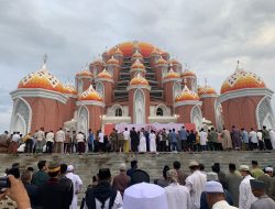 Jemaah Padati Salat Idul Adha di Masjid Kubah 99 Asmaul Husna