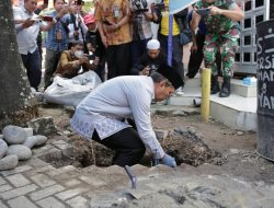 Danny Lakukan Peletakan Batu Pertama Rehabilitasi Masjid PN Kelas 1A