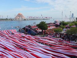 FOTO: Bentangan Bendera Merah Putih Selimuti Anjungan Pantai Losari