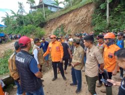 Tim BPBD dan Dinsos Sulsel Bantu Pencarian Korban Longsor di Jeneponto