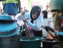 Pastikan Kebutuhan Pengungsi, Fatmawati Bersama Srikandi Pemkot Makassar Memasak di Posko Dapur Umum