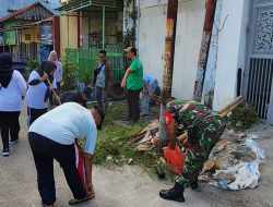 Kerja Bakti Warga bersama Personel Koramil