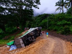 Satu Truk Terguling Imbas longsor di Enrekang