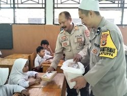 Polres Palopo Bagikan Makan Gizi Gratis Kepada Siswi SDN di Latuppa