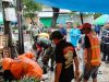 Personel Koramil 1408-04/Bontoala Bersama Warga Bersihkan Pasar Kalimbu