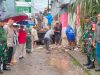 Koramil 1408-03/Wajo Bersama Warga Gelar Aksi Gotong Royong Bersihkan Selokan di Makassar