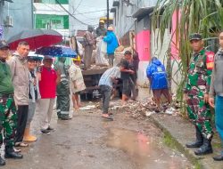 Koramil 1408-03/Wajo Bersama Warga Gelar Aksi Gotong Royong Bersihkan Selokan di Makassar