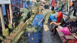 Koramil 1408-02/TALLO Gelar Karya Bhakti Pembersihan Selokan Sambut Musim Hujan