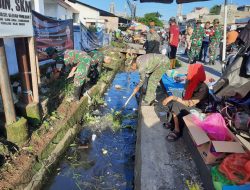 Koramil 1408-02/TALLO Gelar Karya Bhakti Pembersihan Selokan Sambut Musim Hujan