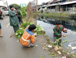Koramil 1408-04/Bontoala Gelar Karya Bakti Bersihkan Pasar Terong, Antisipasi Banjir dan Penyakit
