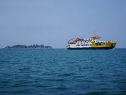 KMP Arwana berlayar menuju Pulau Sabutung, Desa Mattiro Kanja, Kecamatan Liukang Tupabbiring Utara, Kabupaten Pangkajene dan Kepulauan (Pangkep), Sulawesi Selatan, Selasa (23/8/2025).